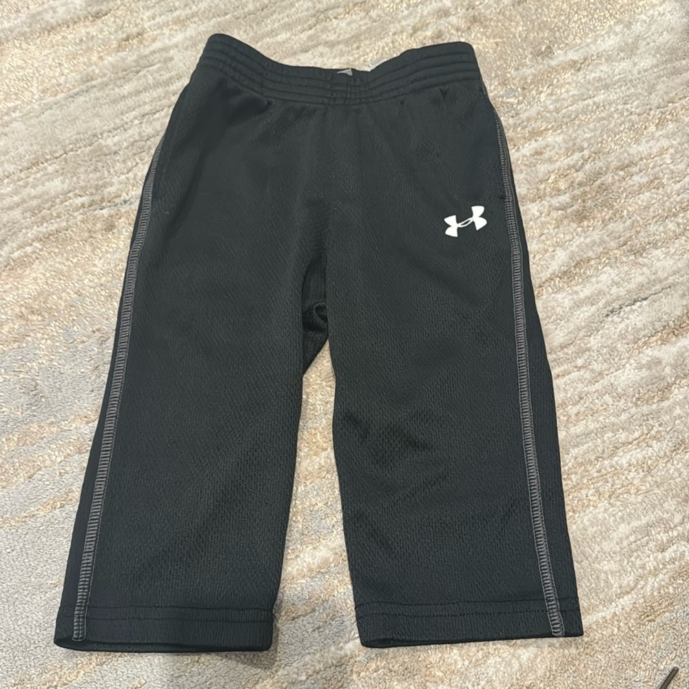 Under armour size black 9-12 pants. Excellent condition!